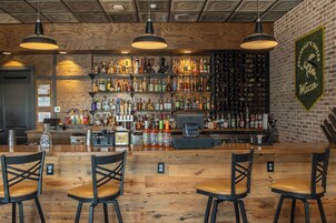 2 bars/lounges, swim-up bar