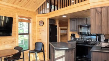 Magnolia Cabin | Private kitchen | Full-size fridge, microwave, oven, stovetop