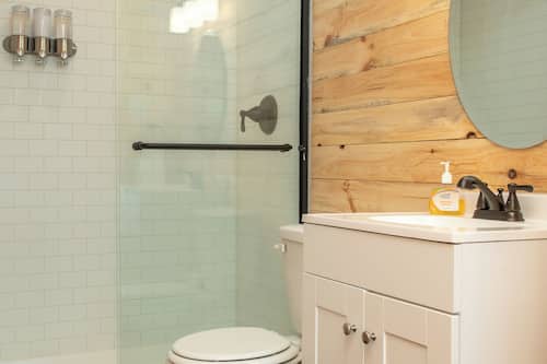 Towels, soap, shampoo, toilet paper