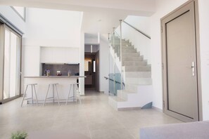 Villa, 4 habitaciones, balcón | Interior