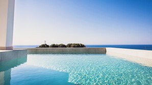 A clear blue pool with a view of the ocean and a small island. - Starlight Villa Tropea - 4bd, 4ba, 4min To Beach (Rethymno)