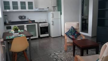 Fridge, oven, stovetop, coffee/tea maker