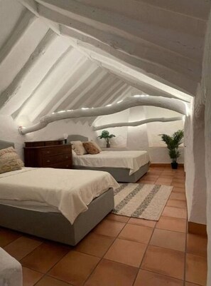 3 bedrooms, WiFi, bed sheets - Traditional Villa, Big Pool, Gardens & Play Areas (London)