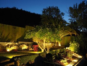 Property grounds - Traditional Villa, Big Pool, Gardens & Play Areas (London)