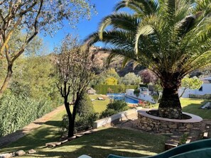Property grounds - Traditional Villa, Big Pool, Gardens & Play Areas (London)