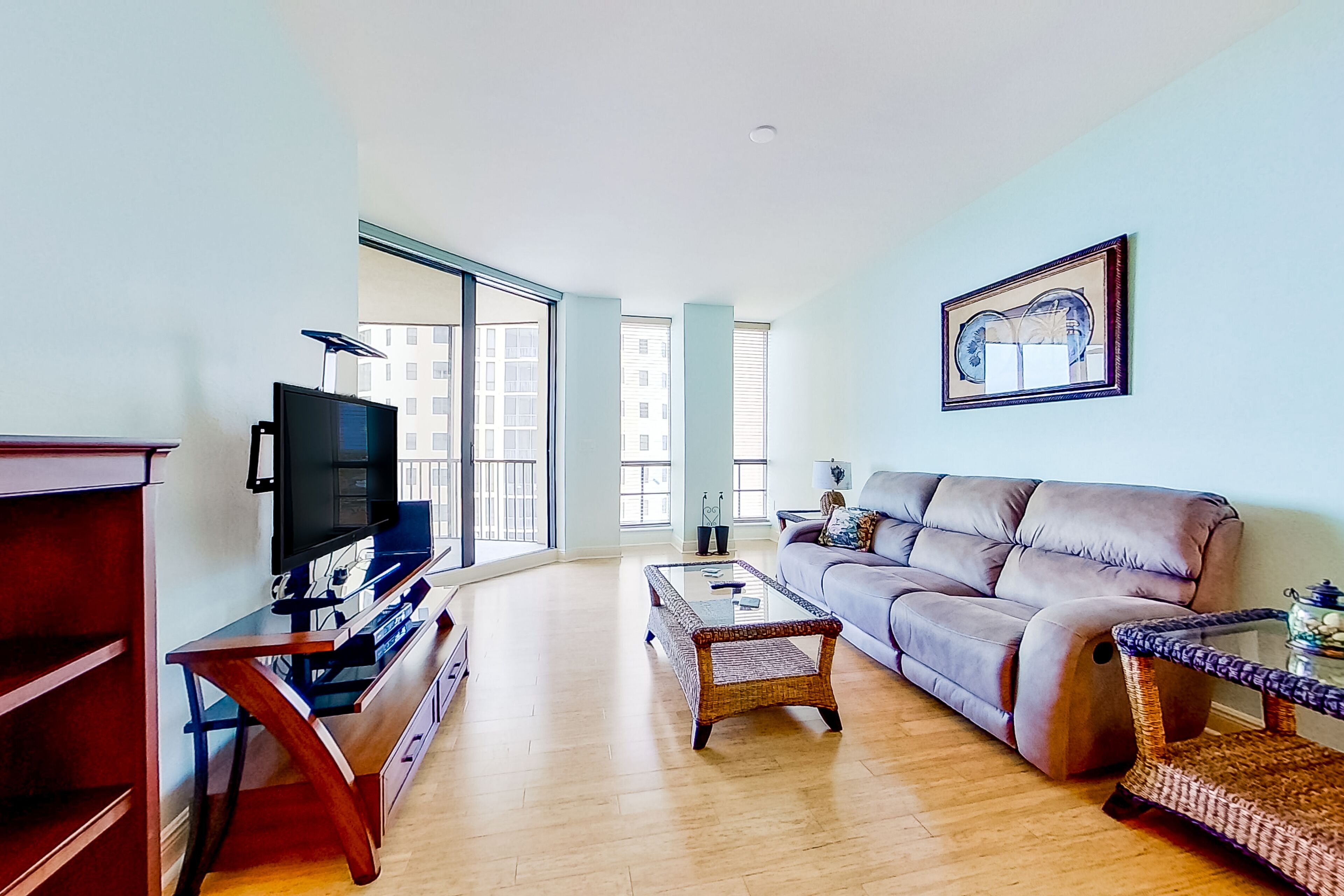 9th-floor condo with boat access, 2 heated pools, gym, balcony, washer/dryer, AC