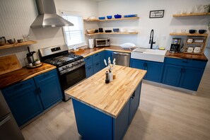 Fridge, microwave, oven, stovetop - Stylish Beach House, Hot Tub, Pet-Friendly🐾 (Norfolk)