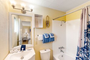 Hair dryer, towels - Spacious 2-room combo close to Bandon with cable, WiFi, mini-fridge - dogs OK (Bandon)