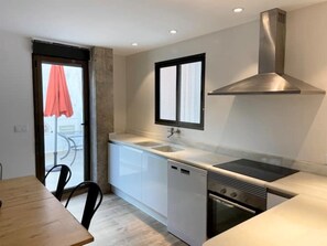 Kjøleskap, ovn, kokeplater og oppvaskmaskin