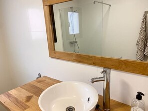Séchoir à cheveux, serviettes fournies, savon, papier de toilette