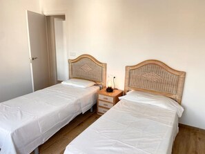 2 bedrooms, desk, WiFi, bed sheets