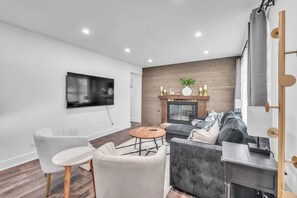 Casa, 2 habitaciones | Zona de estar | Una Smart TV, servicios de streaming