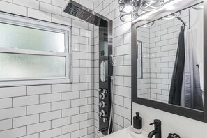 Casa, 2 habitaciones | Baño | Toallas y champú