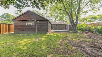 House, 2 Bedrooms | Exterior