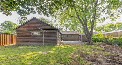 Modern Luxury Amenities Near Woodfield Mall 2 Bedroom Home by RedAwning