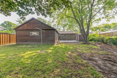 Modern Luxury Amenities Near Woodfield Mall 2 Bedroom Home by RedAwning