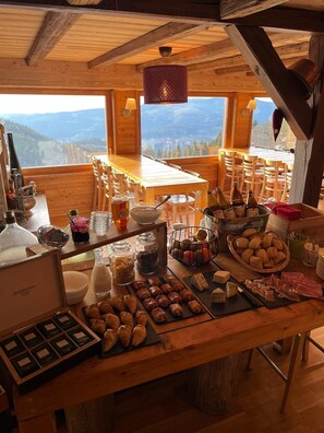 Dagelijks ontbijtbuffet (EUR 13 per persoon)