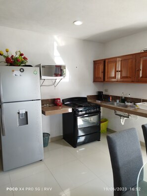 Mikrobølgeovn, ovn, kaffetrakter/tekoker og hurtigmikser