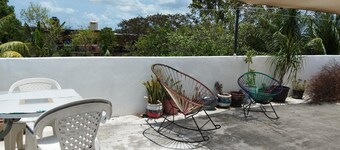 hermosa isla urbanizada llena de lugares para visitar y hacer  actividades