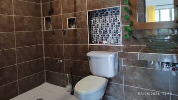 Dusch, handdukar, tvål och toalettpapper