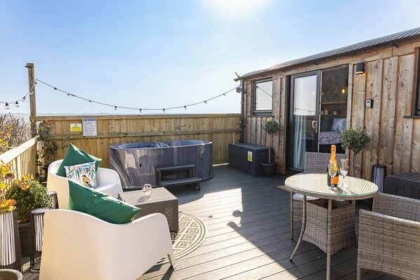 Outdoor dining - Willows Rest - 1 Bed Shepherd's Hut - Pentlepoir (Saundersfoot)