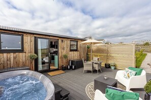 Outdoor dining - Willows Rest - 1 Bed Shepherd's Hut - Pentlepoir (Saundersfoot)