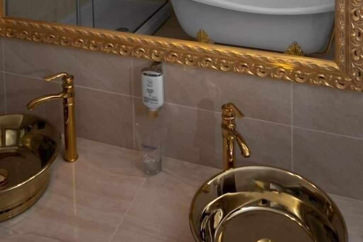 Deluxe tweepersoonskamer | Badkamer | Een bad/douchecombinatie, een diep bad, designer toiletartikelen