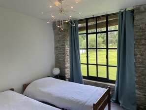 2 Schlafzimmer, Reisekinderbett, kostenloses WLAN, Bettwäsche