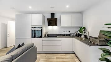 Fridge, oven, stovetop, dishwasher