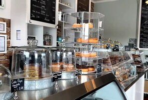 Dining - Blocks from Beach / 1 Block from Historic DT (Cape Charles)