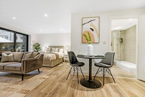 Interior - Lacon House Studio Apartment (Cambridge)