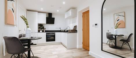 Réfrigérateur, micro-ondes, four, plaque de cuisson