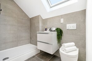 Shower, hair dryer, towels - Lacon House 2-bedroom Penthouse (Cambridge)