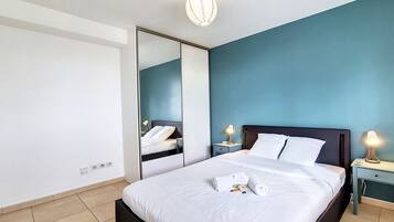 1 habitación, tabla de planchar con plancha, wifi gratis y ropa de cama