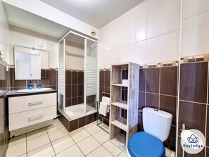 Ducha, secador de pelo y toallas