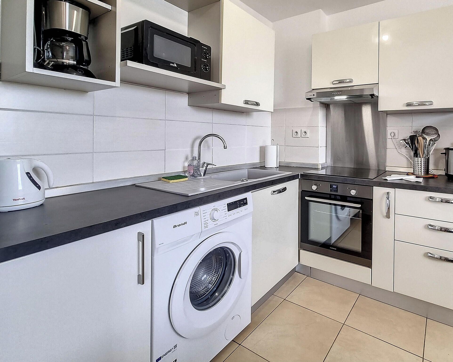 冷蔵庫、電子レンジ、オーブン、コンロ