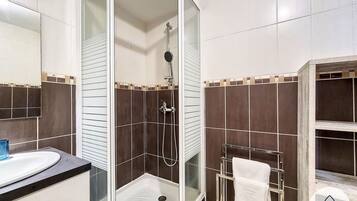 Dutxa, assecador de cabells i tovalloles