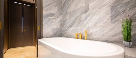 吹风机、毛巾、肥皂、卫生纸