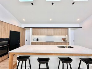 Réfrigérateur, micro-ondes, four, lave-vaisselle