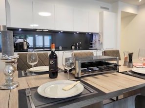 Fridge, oven, dishwasher, cookware/dishes/utensils