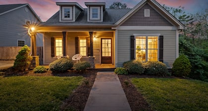 Stylish & Comfy ~ 5★ Location ~ Game Room ~ Decks!