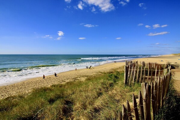 Plage à proximité, chaises longues