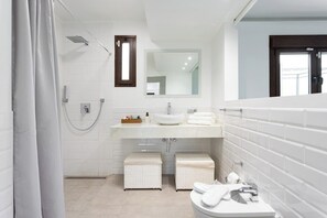 Bathtub, towels - Home2Book Villa Alessandro, Design & Comfort (El Sauzal)