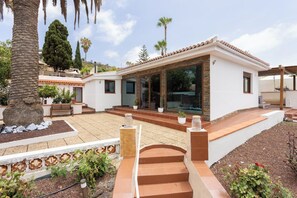 A modern house with a patio, a staircase, and a garden with plants and a palm tree. - Home2Book Villa Alessandro, Design & Comfort (El Sauzal)