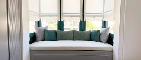 Deluxe Room | 1 bedroom, minibar, in-room safe, bed sheets