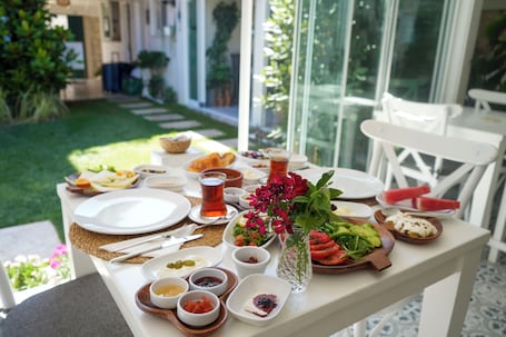 Petit déjeuner composé de spécialités régionales compris tous les jours. Müzeyyen Hanım Konağı Alaçatı 12+