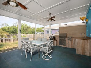 Ferienhaus, Mehrere Betten, Whirlpool, Gartenblick | Speisen im Freien