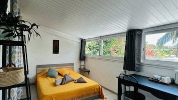 Standard Triple Room | 1 bedroom, desk, laptop workspace, blackout drapes