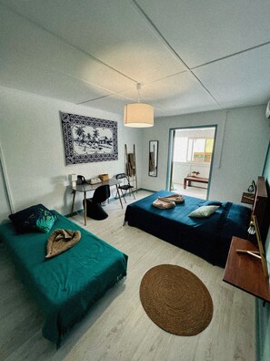 高級三人房 | 書桌、筆電工作空間、遮光布/窗簾、隔音