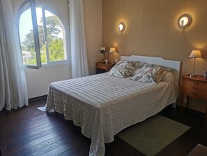 5 Schlafzimmer, Bügeleisen/Bügelbrett, Reisekinderbett, kostenloses WLAN